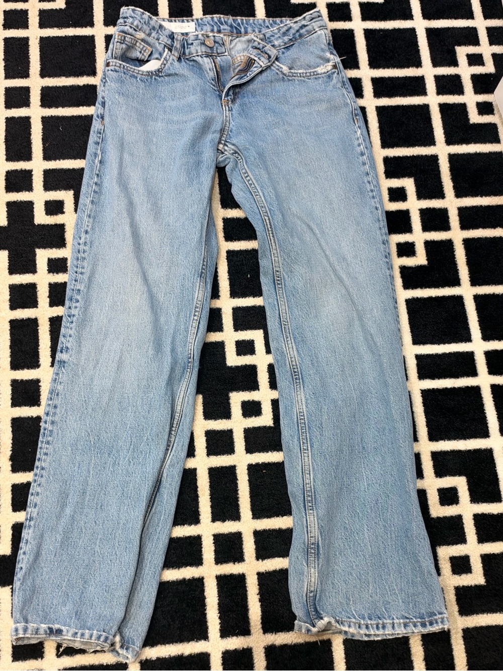Zara Light Wash Low-Rise Jeans – Size 2